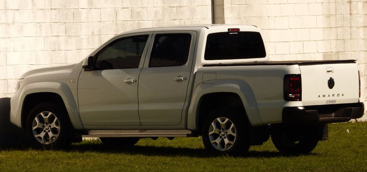 Volkswagen Amarok blanca vista lateral